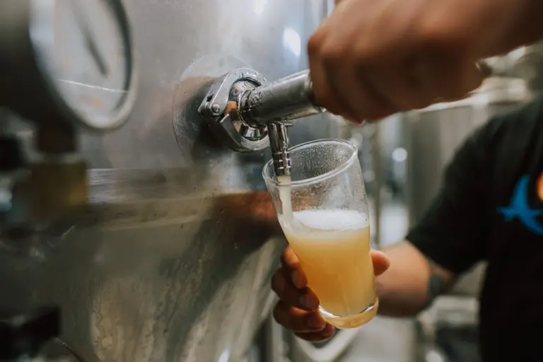 Famosa cadena empieza a cerrar sucursales emblemáticas y se agrava la crisis en la cerveza