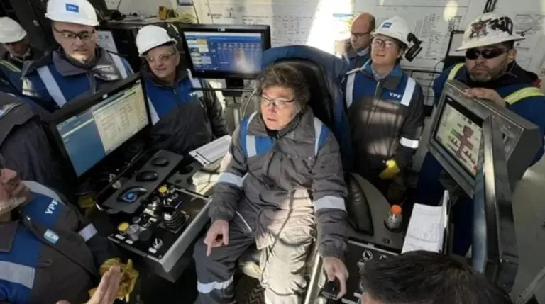 Insólita "moda Vaca Muerta": YPF vende al público el mameluco que popularizó el presidente Milei