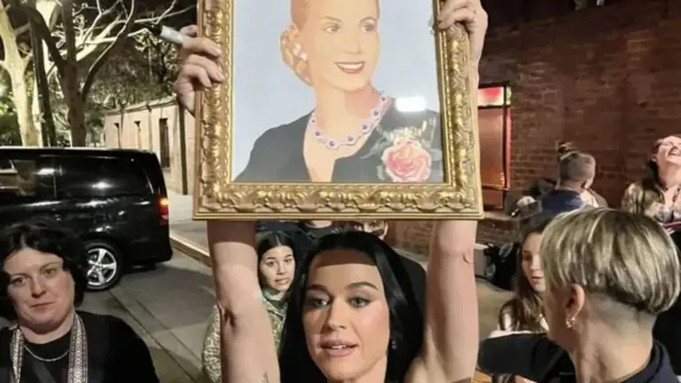 VIDEO | Katy Perry legó a Argentina, levantó un cuadro de Eva Perón y se hizo viral