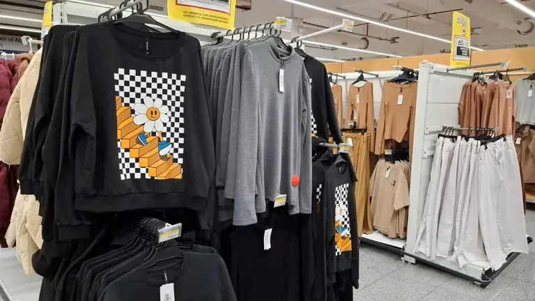 Supermercado Coto vende buzos, remeras y camperas baratas