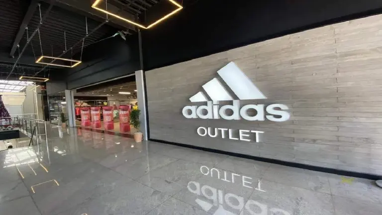 Outlet con compras que explotan con zapatillas top desde $39.000 en Palermo