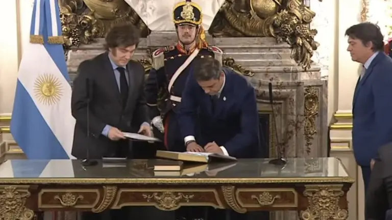 Javier Milei tomó juramento a Lisandro Catalán como nuevo ministro del Interior