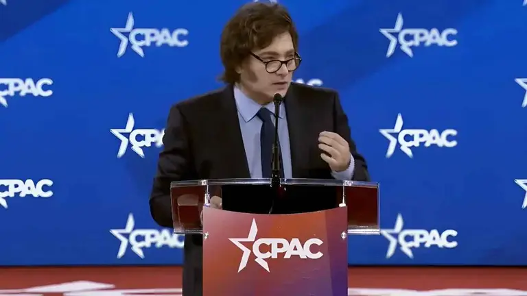 Milei recordó a Charlie Kirk en la CPAC y descartó opciones intermedias rumbo a las elecciones de octubre