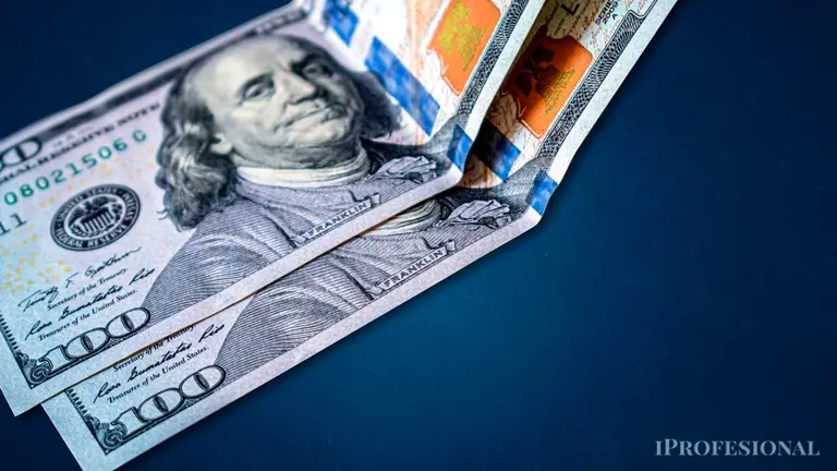 El precio de dólar al público “se cortó” solo sobre el mayorista: qué pasó