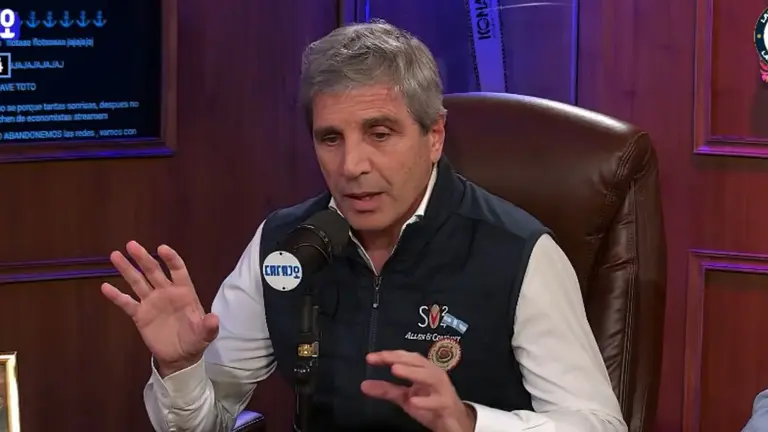 Caputo habló de la tensión cambiaria: "Vamos a vender hasta el último dólar para defender el techo de la banda"