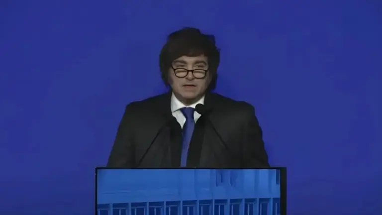 "Esta dinámica es insostenible": el Financial Times critica plan de Milei y asegura que "la crisis se agudiza"