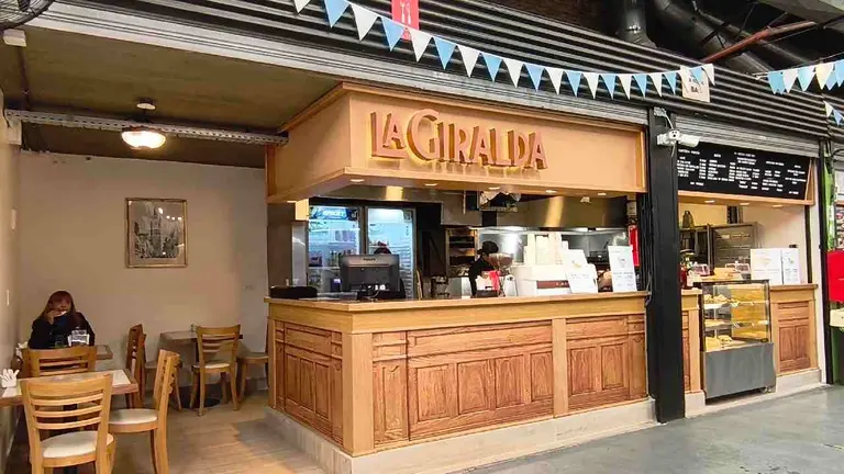 El bar notable con el chocolate con churros más famoso de Buenos Aires abrió su primera sucursal