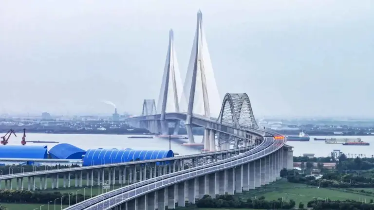 El puente colgante más largo del planeta ya está en China: cómo es y qué lo hace único