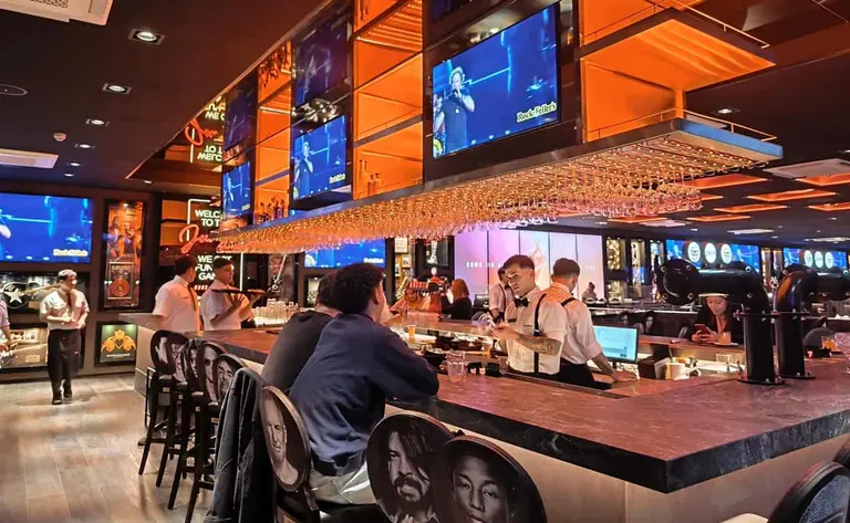 Cuánto cuesta comer o tomar algo en el nuevo Rock&Feller’s de Palermo, el "Hard Rock argento"