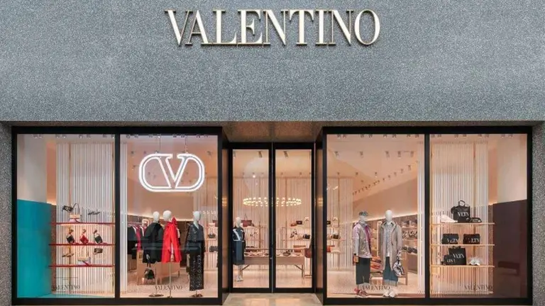 La marca de lujo Valentino busca evitar la quiebra