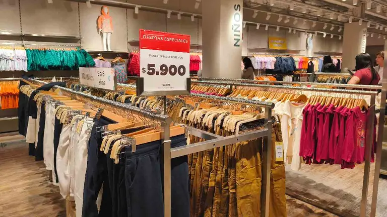 Rematan ropa para chicos en Indian Market: remeras y pantalones desde 5900 pesos