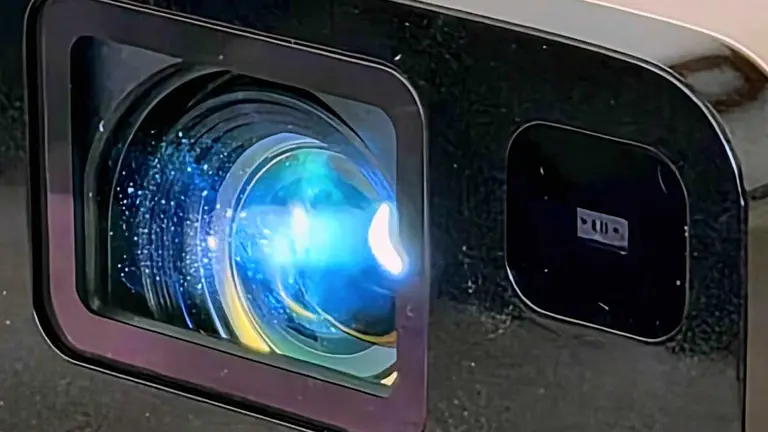 Portátil, potente y con Google TV: así es un nuevo proyector láser que llega a la Argentina