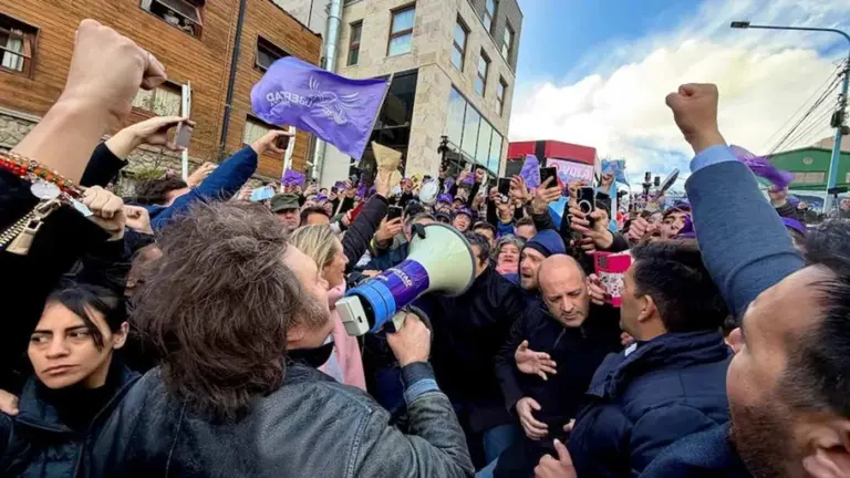 Javier Milei tuvo que suspender el acto de campaña en Ushuaia debido a protestas