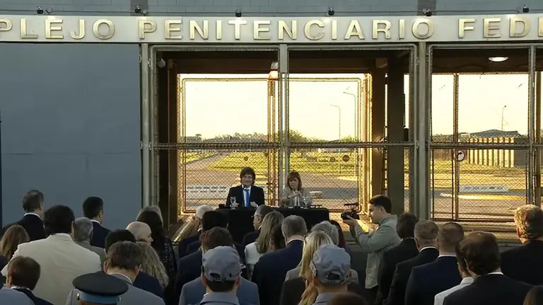 Estafas piramidales, perpetua a barrabravas y legítima defensa: 12 definiciones de Bullrich