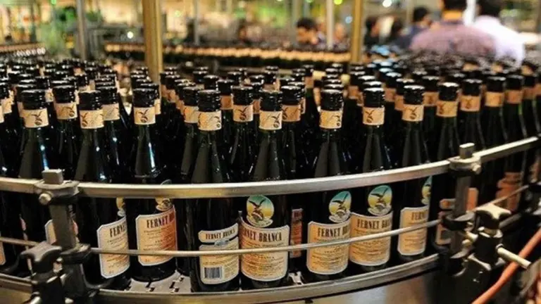 La nueva moda de tomar fernet que arrasa entre jóvenes argentinos y preocupa por su impacto en la salud