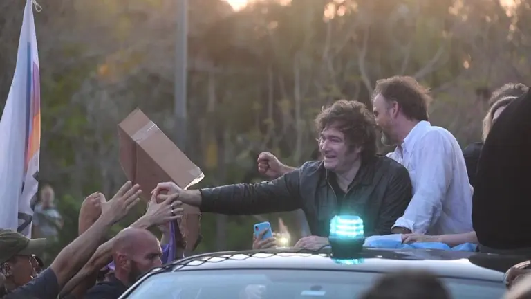 Milei en campaña en Santa Fe y Entre Ríos: pidió "no tirar a la basura todo el esfuerzo"