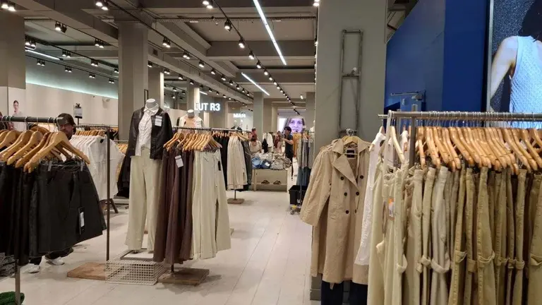 Nuevo mega outlet vende ropa barata