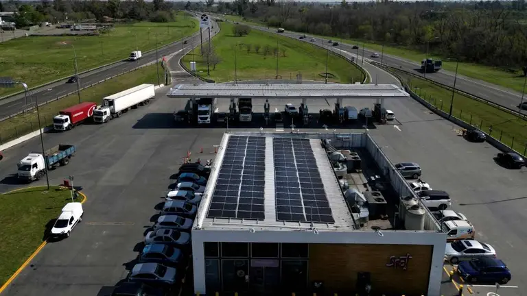 Axion Energy avanza hacia una red más sustentable y eficiente con la incorporación de energía solar en sus estaciones