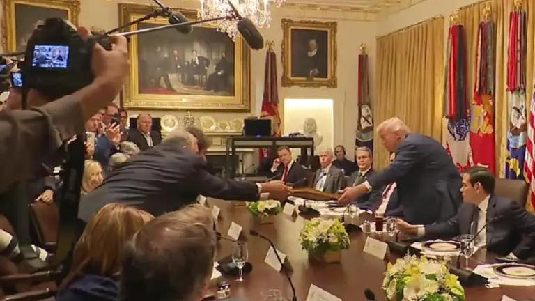 Qué dice la carta que Milei le entregó a Trump como regalo