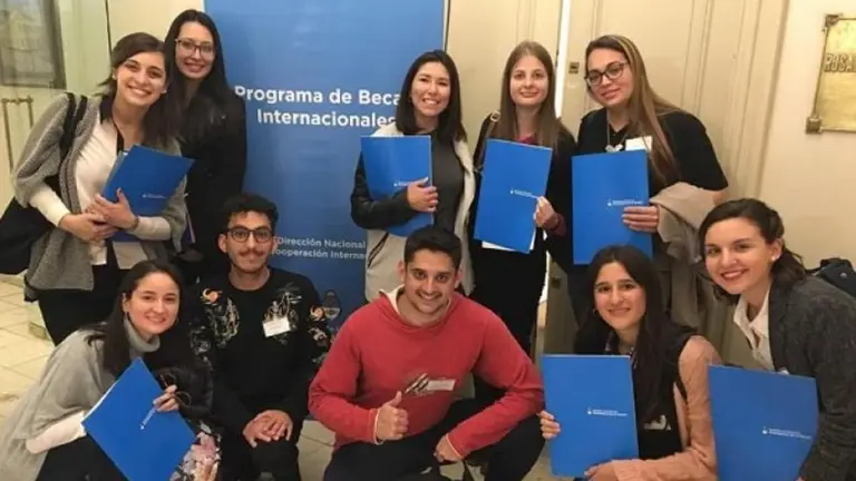 Jóvenes argentinos con este requisito pueden ir trabajar a Europa con todo pago por un año