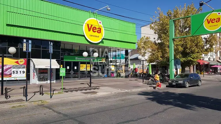 Enfocada en comprar Carrefour, la chilena Cencosud aceleró el cierre de sucursales de una de sus cadenas