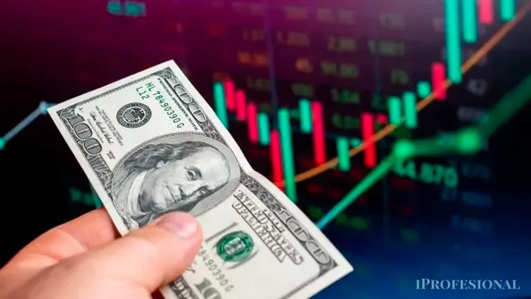 Crece la compra de dólares: el mercado huele devaluación y pierde efecto la intervención del Tesoro de EE.UU.