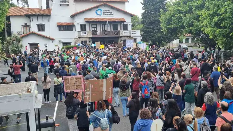 Incidentes en ANDIS: manifestantes ingresaron a la sede reclamando por Ley de Emergencia