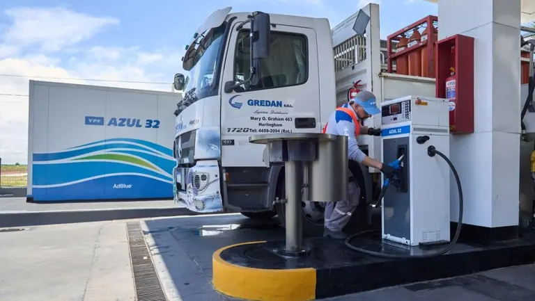 YPF amplía la disponibilidad de Azul 32 con modalidad en surtidor en 80 estaciones de servicio