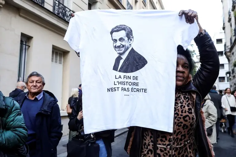 "Un escándalo judicial": Sarkozy ya cumple su condena en París y denuncia persecución política