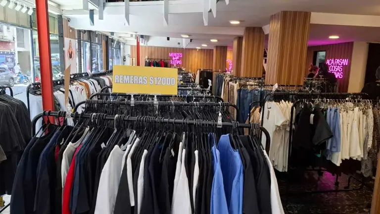 abrió nuevo outlet con ropa importada muy barata