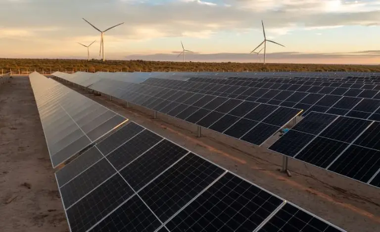 Único en Argentina, ya entrega energía el primer parque híbrido eólico-solar y costó u$s230 M