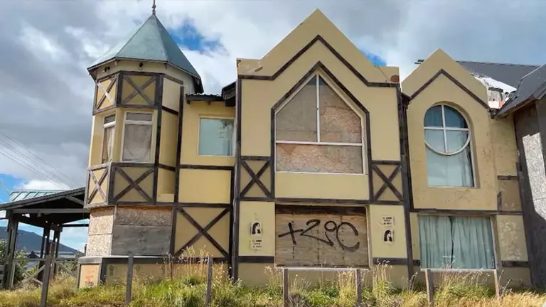 Encontraron a un hombre muerto dentro de un hotel de la familia Kirchner que está ocupado ilegalmente