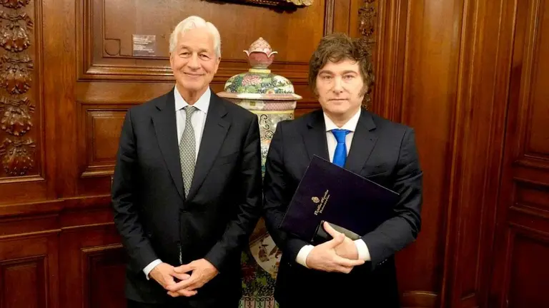 Milei y Caputo se reunieron con el CEO de JP Morgan, clave en el respaldo financiero de EE.UU.