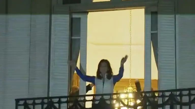 VIDEO | Cristina Kirchner salió al balcón a saludar, pese a la derrota del peronismo