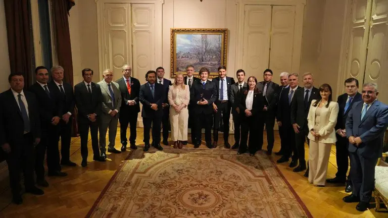 Milei recibió a los gobernadores y logró un acuerdo de base: Presupuesto primero, triple reforma después