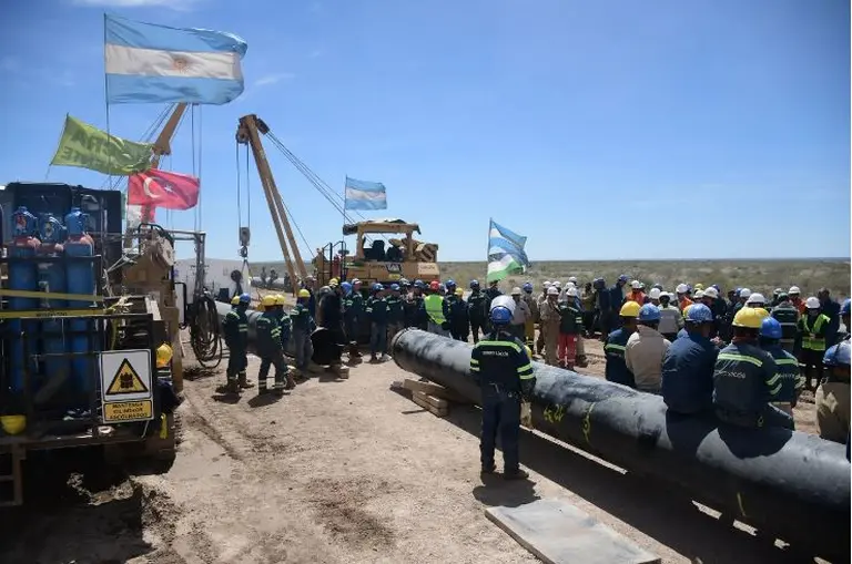 Una imagen del oleoducto VMOS, con operarios y maquinaria