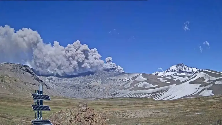 Dónde queda el volcán argentino que en las últimas horas lanzó cenizas a mil metros