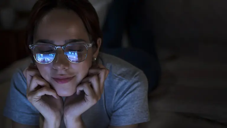 ¿Sirven los anteojos con filtro de luz azul? Qué dice la ciencia sobre la moda que adoptaron celebrities y gamers