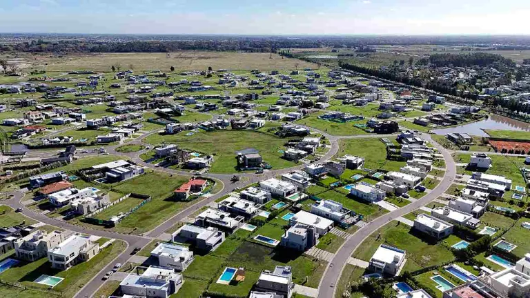 ¿Dónde están y cuánto cuestan los terrenos en barrios cerrados para la clase media?