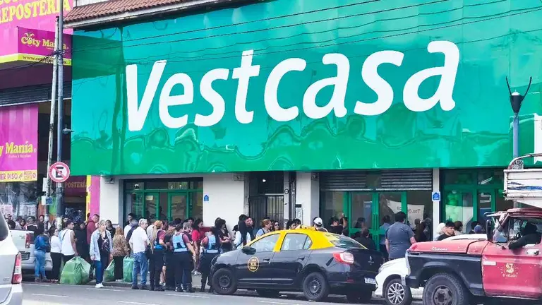 Furor por el nuevo mega outlet brasileño de productos baratos para la casa que abrió en Buenos Aires