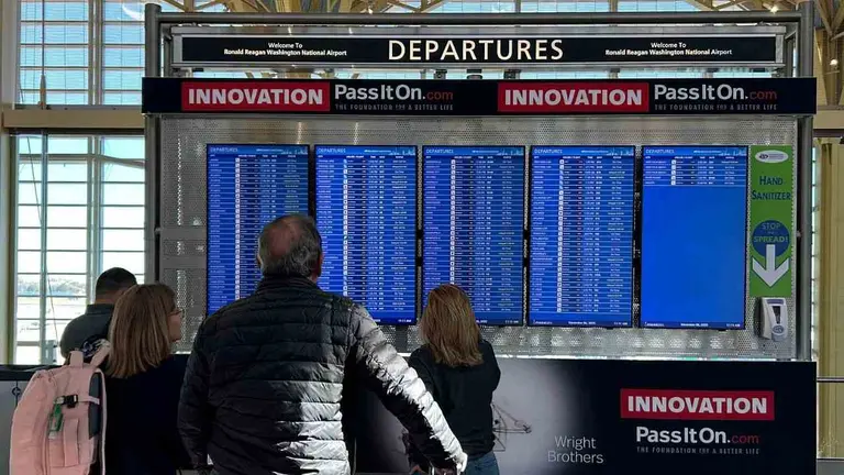 Miles de vuelos cancelados en EE.UU. por el cierre del gobierno: qué deben hacer los turistas argentinos