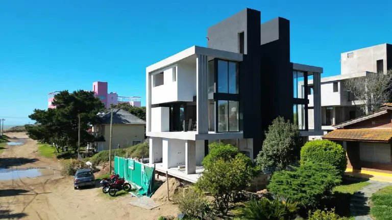 Edificio en construcción en la Costa Atlántica  con vegetación verde alrededor 
