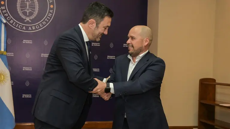 No es Aerolíneas: Petri firmó por el Ministerio de Defensa un convenio con esta aerolínea