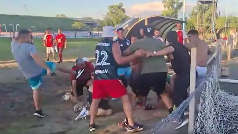 VIDEO | Arde la interna en el gremio de Moyano: batalla campal entre dos facciones de Camioneros