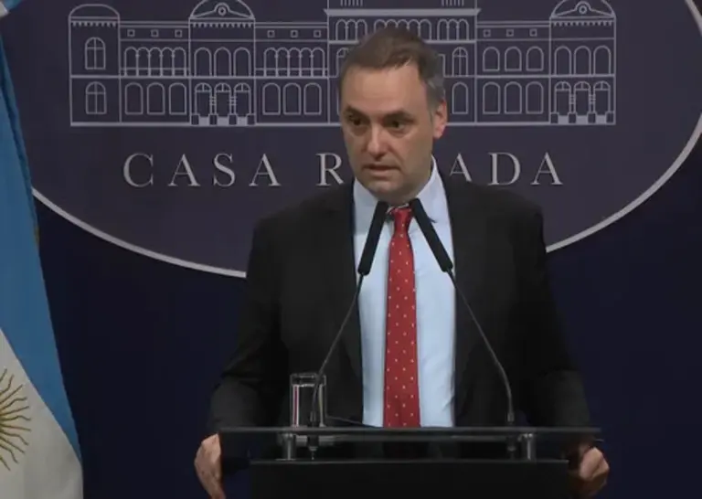 El Gobierno salió al cruce: no habrá cambios en empleo público y marcó su posición sobre el monotributo