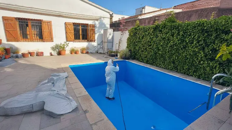 Cuánto hay que gastar para poner a punto la pileta para el verano, incluyendo limpieza, reparación y pintura