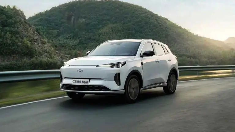 La marca china Changan se relanza con el SUV híbrido enchufable más accesible del país