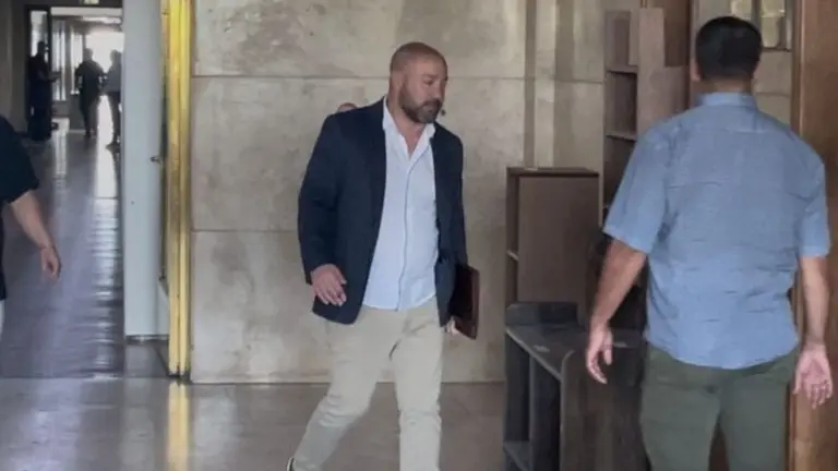 Spagnuolo le dijo al juez que es inocente y su abogado aseguró que los audios fueron "editados por IA"