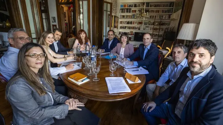 Nuevo revés para Cristina Kirchner: la Justicia limitó las visitas al departamento donde cumple domiciliaria