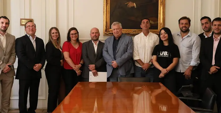 La UBA y Flybondi firman un convenio para beneficiar a la comunidad universidad